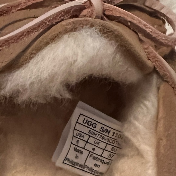 **SOLD** NWT Ugg Dakota Slippers - Picture 3 of 3
